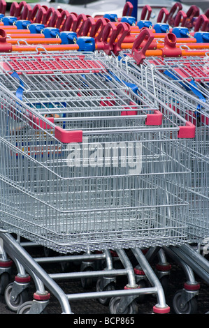 Chariots de supermarché Banque D'Images