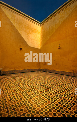 Murs jaune vif dans le tombeau de Moulay Ismail, Meknès, Maroc Banque D'Images