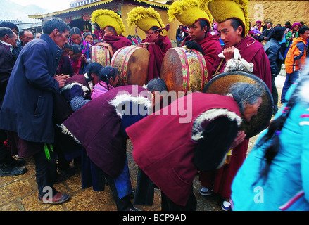 Bow pèlerins à recevoir la bénédiction de Maitreya, cérémonie au cours de Gadan Songzanlin Temple, Shangri-la, comté de DiQing Tibetan Banque D'Images