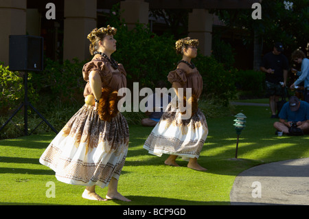 Deux danseurs hula à Sheraton Kauai Resort HI Banque D'Images