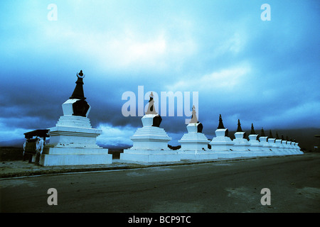 13 stupas blancs représentant 13 sommets de Meili Snow Mountain, préfecture autonome tibétaine de DiQing, Province du Yunnan, Chine Banque D'Images