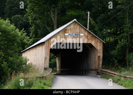 Le pont couvert de Cilley dans Tunbridge Vermont. Tourné sur une belle journée d'été avec feuillage vert luxuriant. Banque D'Images