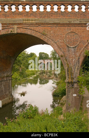 Voûté en brique ponts ferroviaires sur la rivière Mole Leatherhead Surrey England Banque D'Images