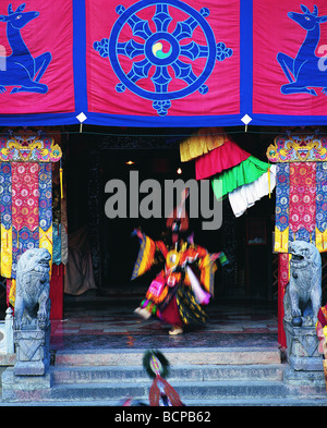 Robe de cérémonie élaborée en Lama et masque l'exécution au cours de danse Cham Cham religieux Cérémonie, Monastère de Dongzhulin, Shusong Banque D'Images