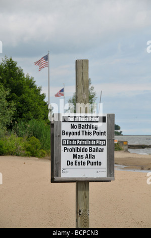 Panneau d'avertissement sur la plage du lac Ontario. Banque D'Images