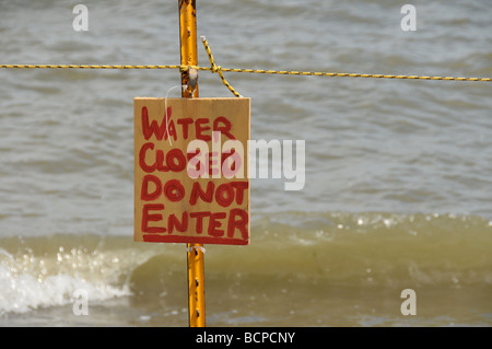 Panneau d'avertissement sur la plage du lac Ontario. Banque D'Images