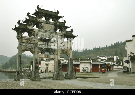 L'ancienne Pailou construit au 6e année du règne de Wanli dynastie Ming dans l'ancien village de Xidi, Anhui Province, China Banque D'Images