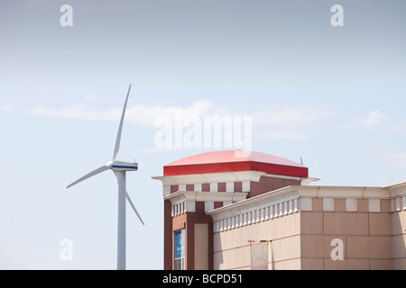 Les éoliennes produisant de l'électricité renouvelable à un centre commercial à la périphérie de Workington Cumbria UK Banque D'Images