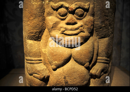 Monument en pierre sculptée avec tablette image d'un homme puissant d'ouest dynastie Xia, Musée de la capitale, Beijing, Chine