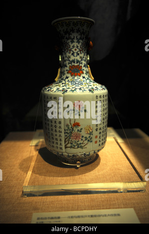 Vase en porcelaine avec dessin de fleurs et poèmes de la période Qianlong de la dynastie Qing, Musée de la capitale, Beijing, Chine Banque D'Images