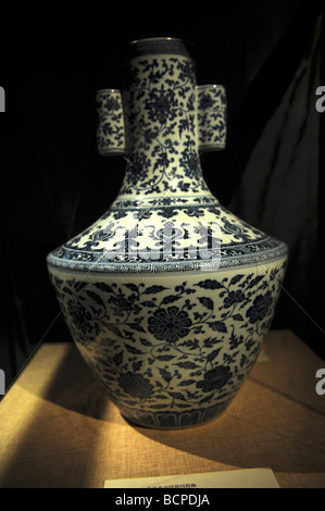 Vase en porcelaine bleu et blanc avec motif floral de Yongzheng en période Qing, Musée de la capitale, Beijing, Chine Banque D'Images