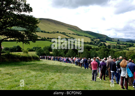 Queue de personnes dans de beaux paysages gallois Banque D'Images