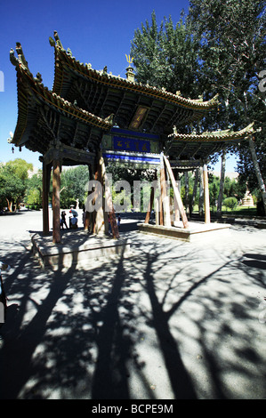 Memorial archway à l'entrée des grottes de Mogao, Nanjing, Province de Gansu, Chine Banque D'Images