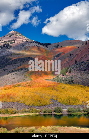 North Lake avec des nuages sur les montagnes et la couleur de l'automne Inyo National Forest est de la Sierra en Californie Banque D'Images