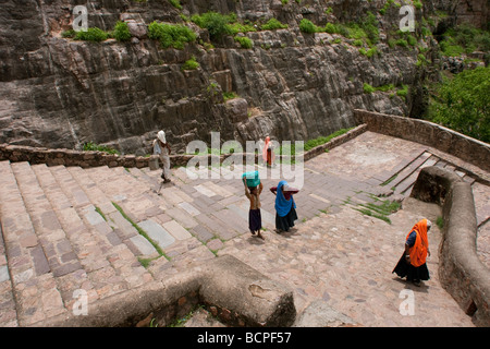 Les gens l'ascension du vieux bâtiment historique ranthambhore fort, Rajasthan Inde. Banque D'Images