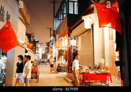 Les drapeaux chinois sont affichées dans des magasins et des maisons au cours des Jeux Olympiques de Pékin de 2008, Beijing, Chine Banque D'Images