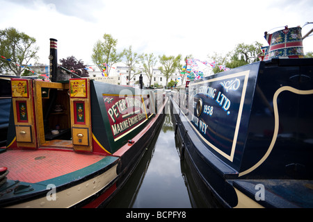 Narrowboats amarrés sur Regent's Canal à la Petite Venise, Londres, Angleterre, Royaume-Uni Banque D'Images