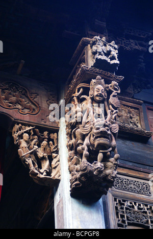 Élaborer la sculpture sur bois du pilier décoration dans maison traditionnelle dans la région de Chongchuan, Province de Zhejiang, Chine Banque D'Images
