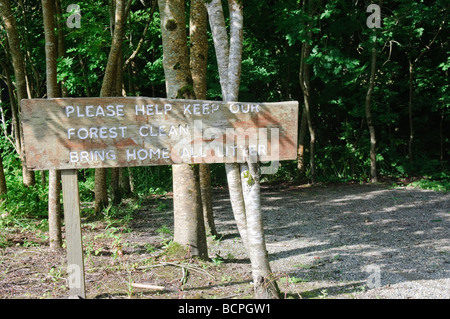 Panneau en bois à une forêt "s'il vous plaît aider à garder nos propres forêts. Apporter à la maison tous les détritus' Banque D'Images