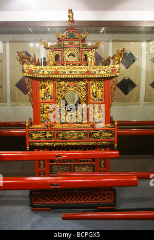 Chaise à porteur sculptés en rouge et or pour la cérémonie du mariage, Ninghai, dans la province du Zhejiang, Chine Banque D'Images