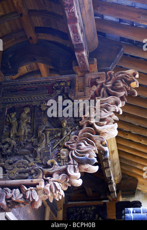 Élaborer la sculpture sur bois du pilier décoration dans maison traditionnelle à Ninghai, dans la province du Zhejiang, Chine Banque D'Images