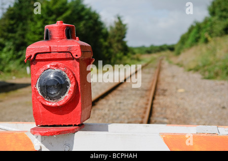 Barrière de passage à niveau à commande manuelle avec voyant d'alerte de la paraffine dans un train de chemin de fer Banque D'Images