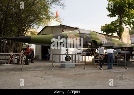 Avion américain à l'affiche au Musée des débris de guerre à Ho Chi Minh Ville, Vietnam Banque D'Images