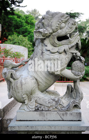 Lion en pierre sculptée de façon exquise à jouer au ballon dans la région de Gushan Temple Yongquan, Fuzhou, province du Fujian, Chine Banque D'Images