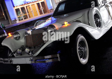 Limousine Vintage garée dehors la nuit nuit ville Banque D'Images