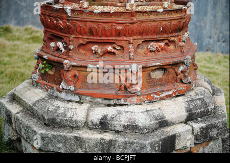 Détail de figurines à la base de la pagode bouddhiste de poterie, Gushan Temple Yongquan, Fuzhou, province du Fujian, Chine Banque D'Images