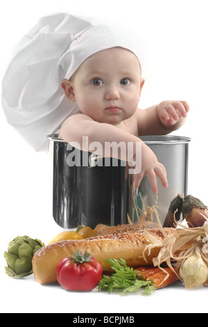 Mignon Bébé joufflu Chef dans une marmite avec les légumes de droit est mou Banque D'Images