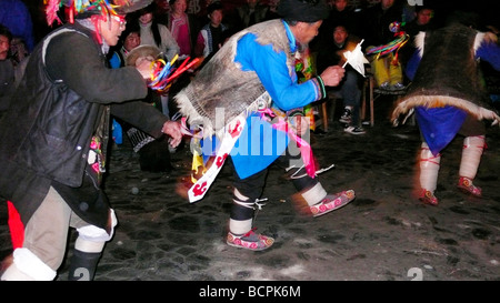 Les gens de la minorité Qiang effectuant le rituel religieux adorant Dieu Singe, village du comté de Wenchuan Luobozhai, Aba, Tibetan-Qiang Banque D'Images