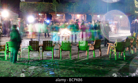 Les personnes qui font de la minorité Qiang danse Salang après un mariage, village du comté de Wenchuan Luobozhai, Aba, autonome Tibetan-Qiang Banque D'Images
