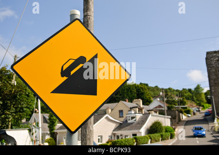 Panneau indiquant la route jaune colline raide ou une pente Banque D'Images