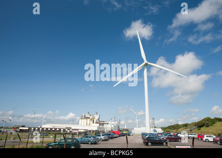Une éolienne de 2 MW, la production d'électricité renouvelable dans les motifs de l'Eastman factory à la périphérie de Workington Cumbria Banque D'Images