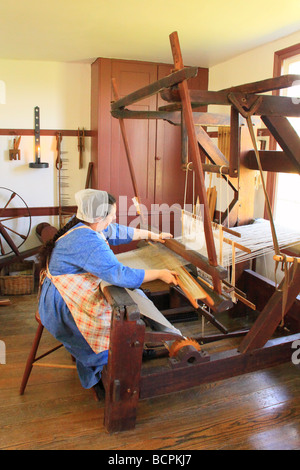 Dans tissage interprète en costume témoigne de la famille de l'Est Boutique soeurs à Shaker Village de Pleasant Hill, Kentucky Harrodsburg Banque D'Images