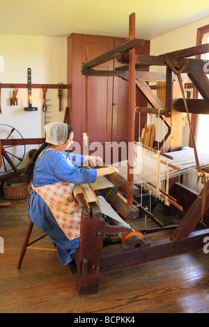 Dans tissage interprète en costume témoigne de la famille de l'Est Boutique soeurs à Shaker Village de Pleasant Hill, Kentucky Harrodsburg Banque D'Images