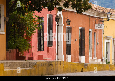 Maisons peintes de couleurs vives et des magasins dans la ville historique de Cosalá Sinaloa Mexique Banque D'Images