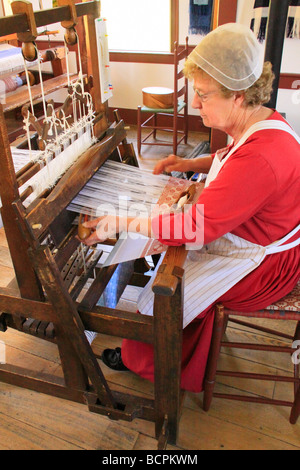 Dans tissage interprète en costume témoigne de la famille de l'Est Boutique soeurs à Shaker Village de Pleasant Hill, Kentucky Harrodsburg Banque D'Images