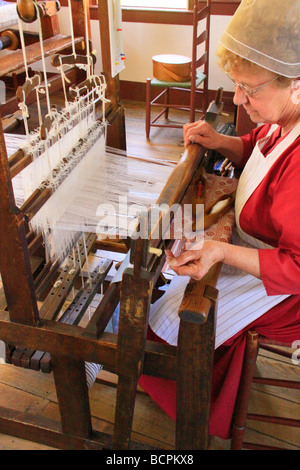 Dans tissage interprète en costume témoigne de la famille de l'Est Boutique soeurs à Shaker Village de Pleasant Hill, Kentucky Harrodsburg Banque D'Images