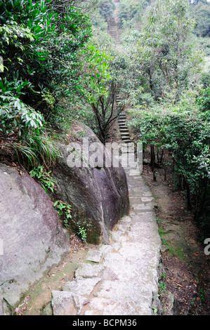 Escaliers de pierre étroit entre les rochers, la montagne Taimu, Fuding City, Ningde, dans la province de Fujian, Chine Banque D'Images