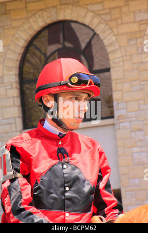 Un jockey chevauche son pur-sang du paddock sur la piste à Keeneland Race Course Lexington Kentucky Banque D'Images