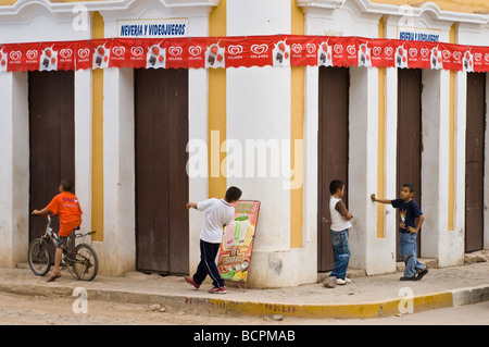 Les garçons sur coin de rue de la ville historique de Cosalá Sinaloa Mexique Banque D'Images