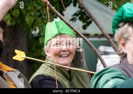 Portrait de femme plus âgée déguisés comme Robin des Bois Banque D'Images