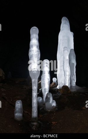 Les stalagmites de glace dans la grotte en hiver, Oberpfalz, Bavaria, Germany Banque D'Images