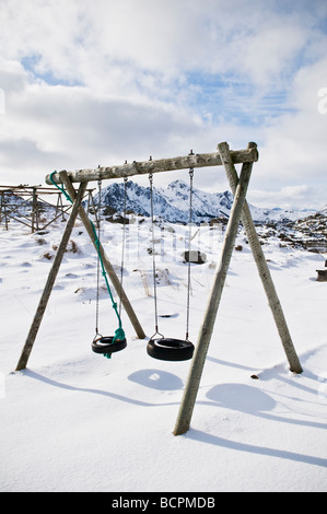 Balançoire pneu vide en hiver, îles Lofoten, Norvège Banque D'Images