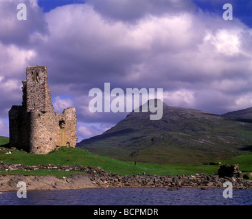 Ardvreck castle et Quinag, Loch Assynt ,Sutherland, hauts plateaux du nord de l'Ecosse Banque D'Images
