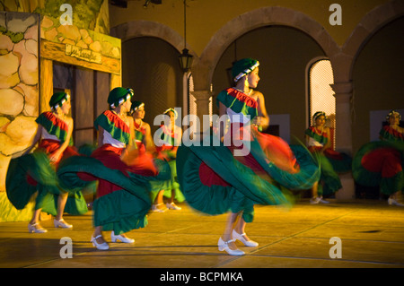 Les jeunes filles dansant en spectacle folkloriques par les habitants de la ville minière historique de Cosalá en Sinaloa Mexique Banque D'Images