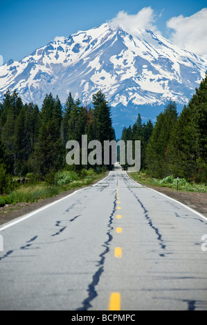 Le mont Shasta, Californie, vue de l'autoroute 89 Banque D'Images