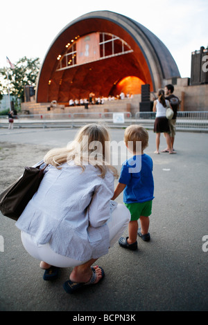 Une femme et un enfant voir un concert à la trappe Shell sur l'Esplanade, Boston Banque D'Images